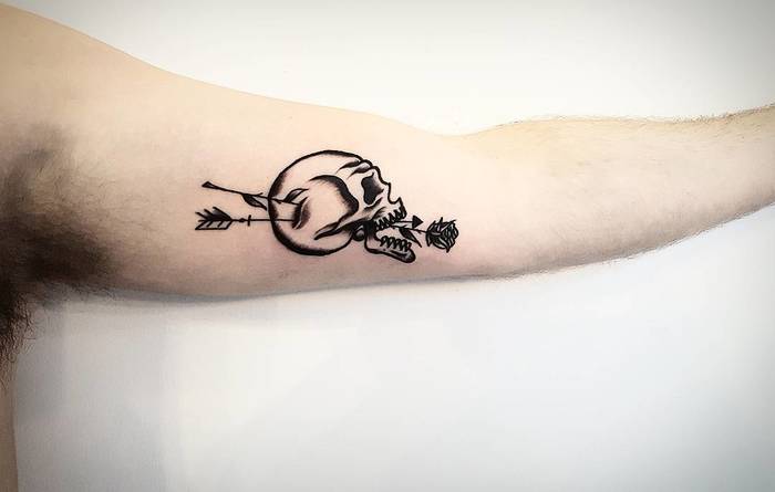 Minimalist Traditional Skull Tattoo by Joe Encantado 