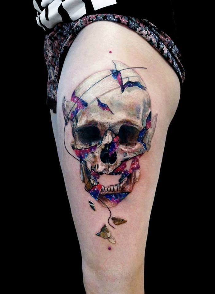 Skull tattoo on the left thigh by Vlad Tokmenin