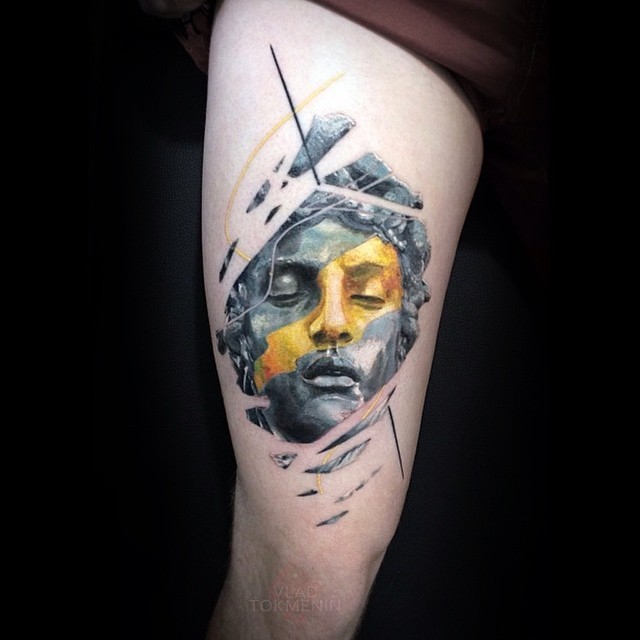 Graphic style sculpture tattoo on the thigh by Vlad Tokmenin