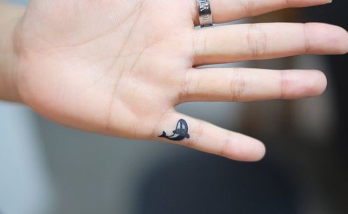 Micro Killer Whale Tattoo on Finger by dasi_bom